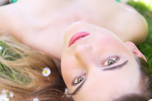 一个美丽的年轻女子躺着的肖像图片下载