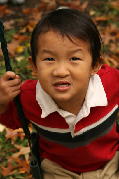 中国学龄前儿童在荡秋千图片下载