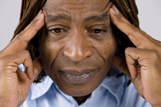 非裔美国人在揉太阳穴图片下载