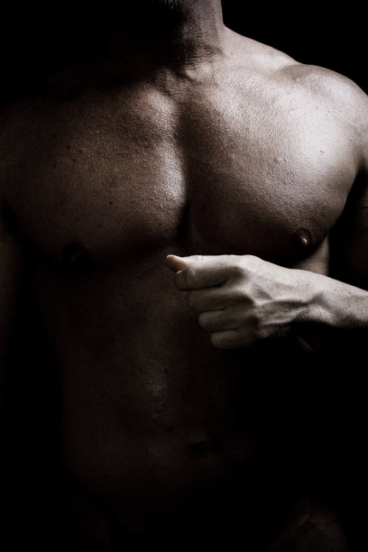 胸部和手的身体建设者图片下载