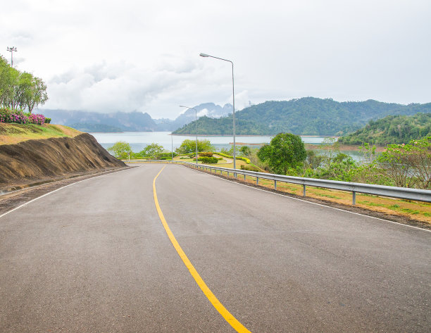 坝上道路弯道图片下载