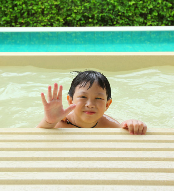 快乐的男孩在游泳池里图片下载