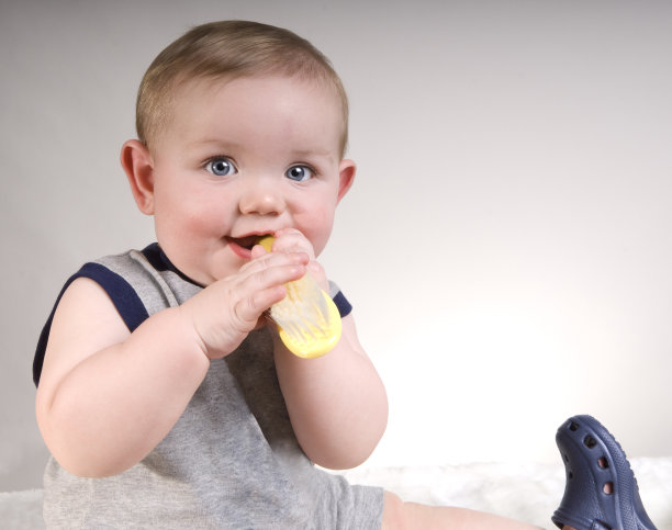 咀嚼的婴儿图片下载