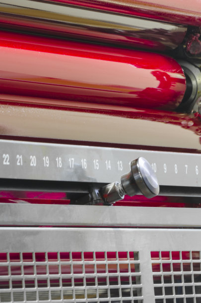 卷筒纸套印机的红色、magenda墨色滚筒图片下载