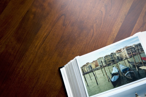 相册在咖啡桌上图片下载