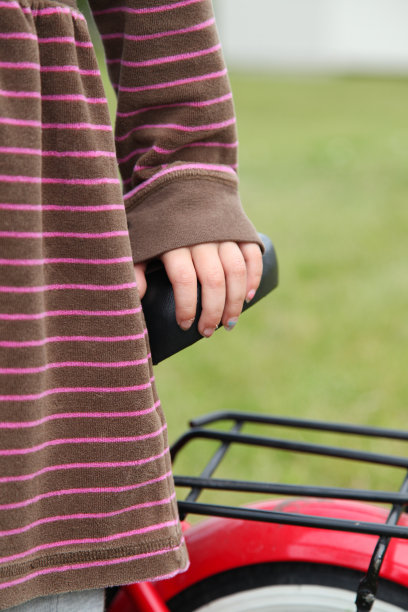 骑自行车的女孩图片下载