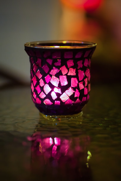 桌上有烛光，有夜景图片下载