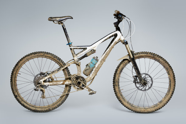 泥泞的山地自行车图片下载