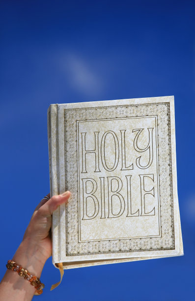 手拿圣经图片下载