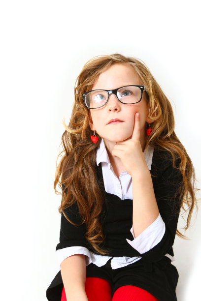 沉思商业女孩的肖像孤立在白色的背景图片下载