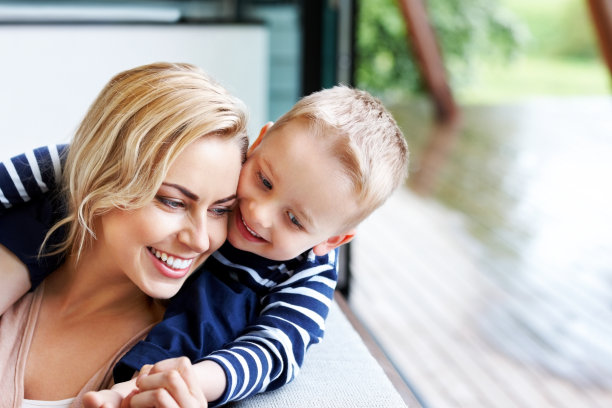 年轻的母亲和儿子享受彼此的陪伴图片下载