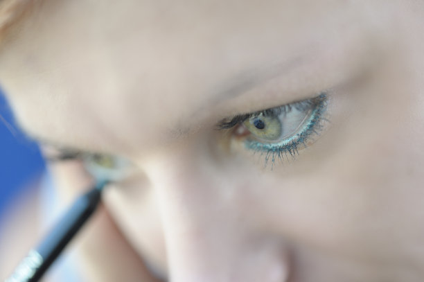 女人用眼线笔图片下载