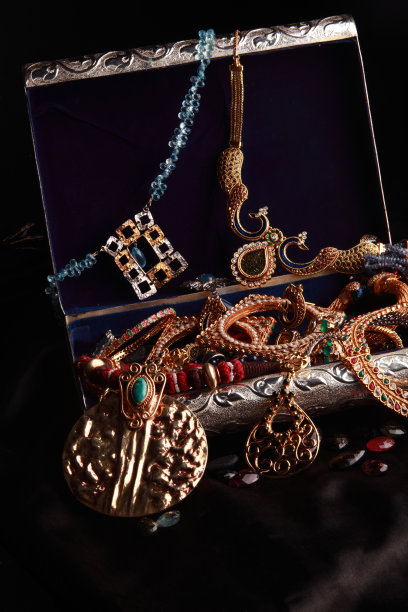 装满金银珠宝的宝箱图片下载