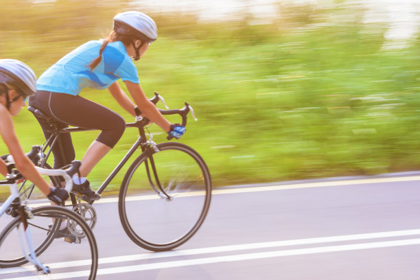 两名白人女运动员在户外骑运动自行车图片下载