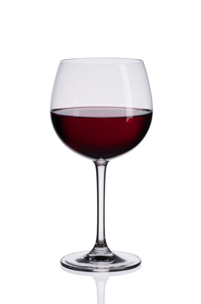 白色背景上孤立的红酒杯图片下载