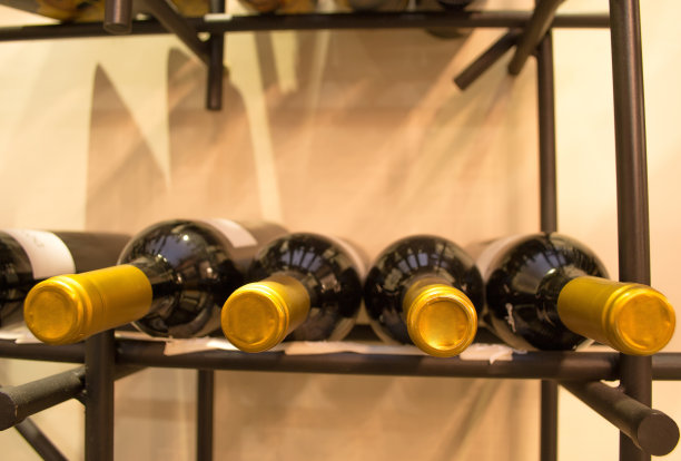 搁在架子上的酒瓶图片下载