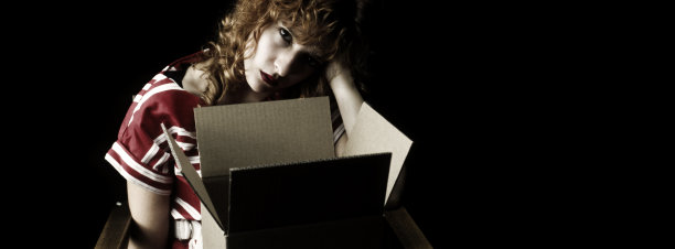拿着箱子的年轻女子图片下载