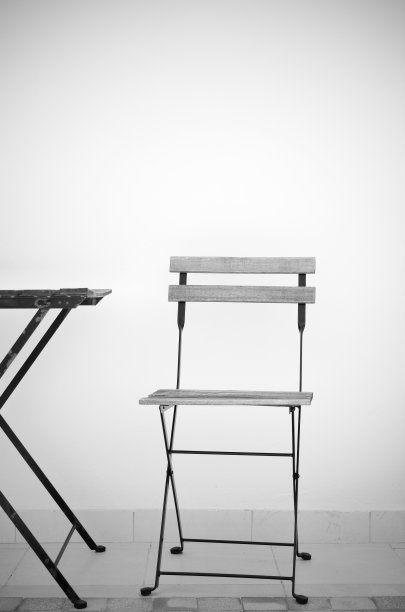 花园桌子和椅子在瓷砖庭院图片下载