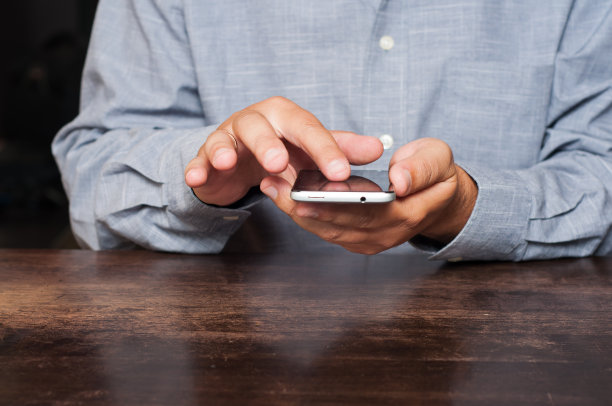 男人在用手机图片下载