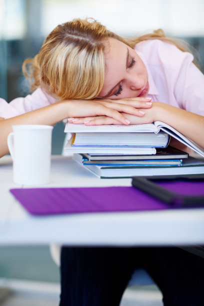 长夜的刻苦学习让他们付出了代价!图片下载