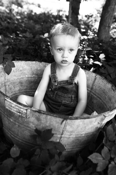小男孩在外面的古董桶里图片下载