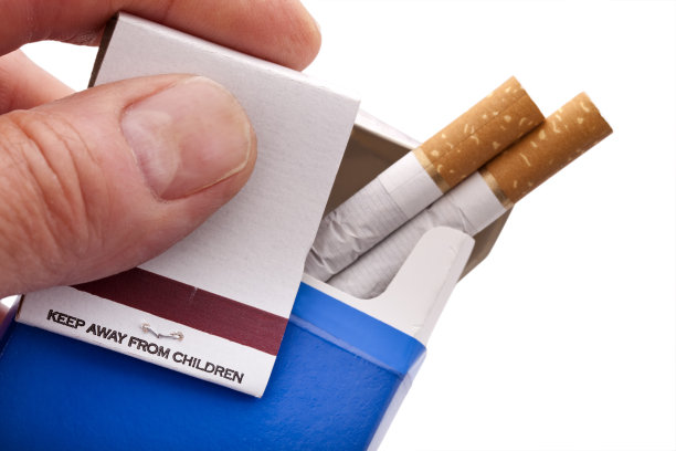 用手指向香烟和火柴递烟，上面写着“远离儿童”。图片下载