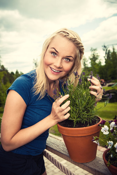 女人在外面的甲板上图片下载
