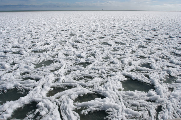 一半冻湖图片下载