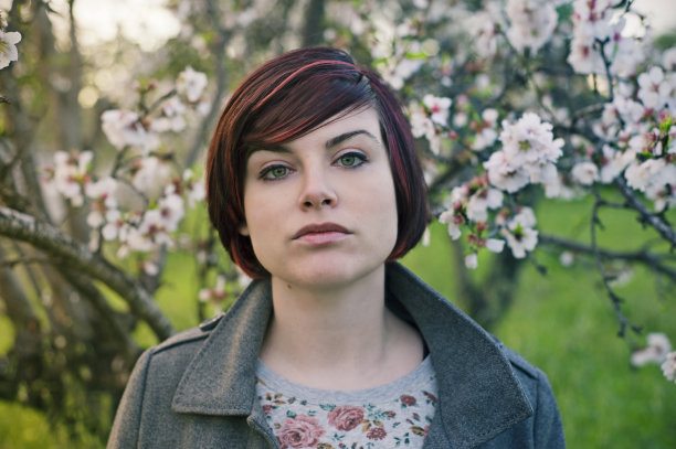 大自然中可爱的红发女孩图片下载