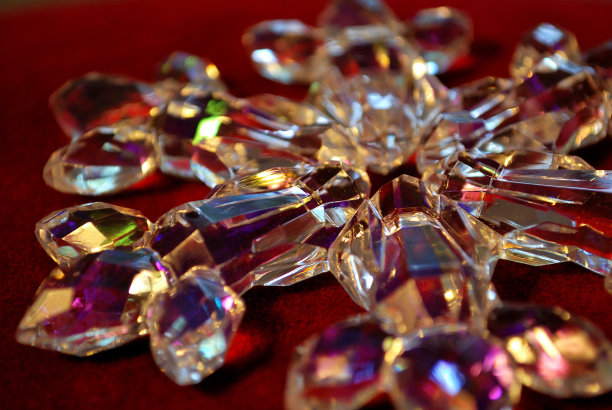 水晶圣诞饰品反映彩虹颜色在深红色天鹅绒图片下载