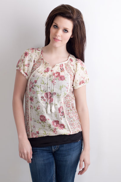 一个美丽的年轻女人的肖像图片下载