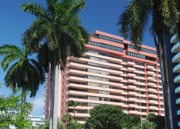 迈阿密海滩上色彩柔和的高层公寓图片下载