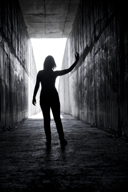 孤独的女性剪影。图片下载