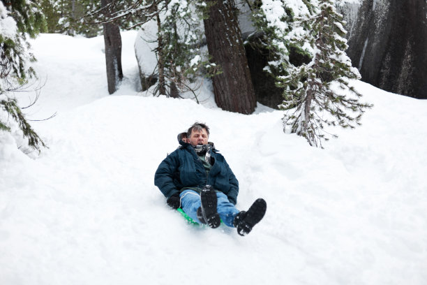 从山上滑下来图片下载