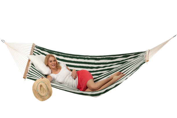 漂亮的年轻女子躺在吊床上图片下载