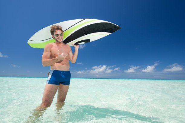 浅滩上的冲浪者图片下载