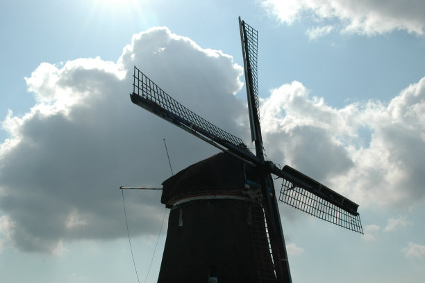 风车与多云的天空图片下载