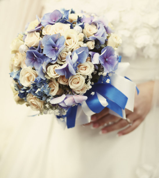 新娘手捧婚礼花束图片下载