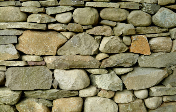 靠近石墙图片下载