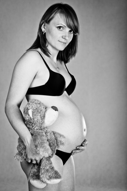 孕妇和泰迪熊(黑色和白色)图片下载