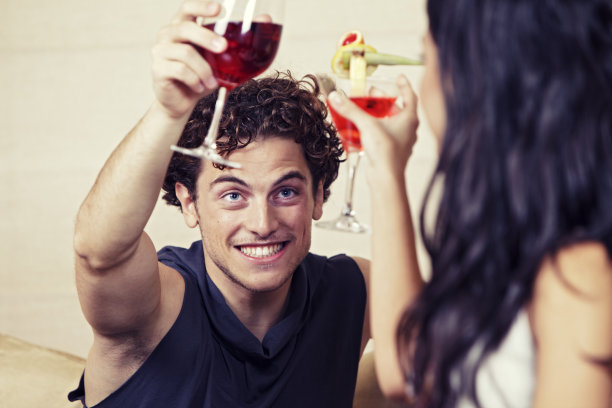 酒店里的年轻夫妇图片下载