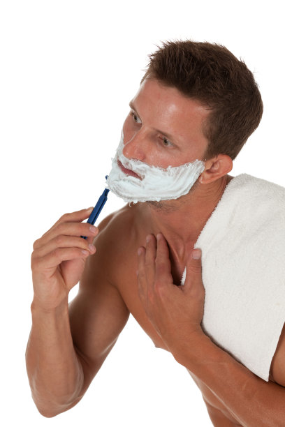 男子刮脸图片下载