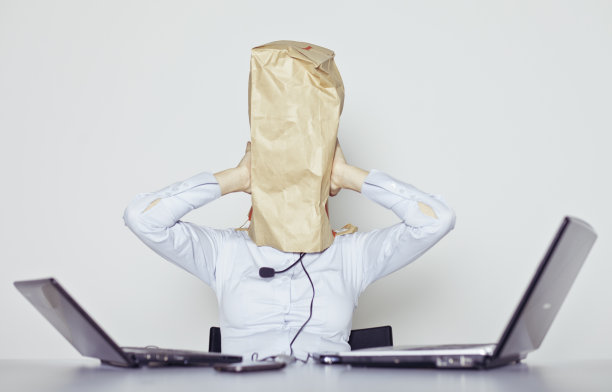 头上套着纸袋的办公室职员图片下载