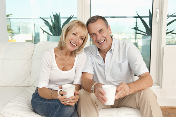 老夫妇在家里笑图片下载