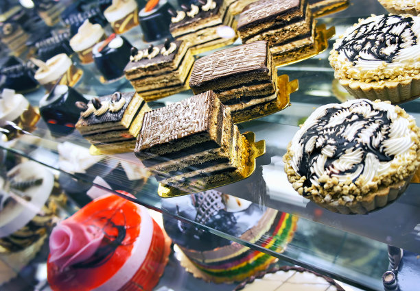 蛋糕和饼干在面包店图片下载