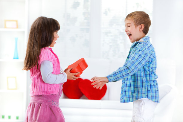 可爱的小女孩送礼物给她的弟弟图片下载