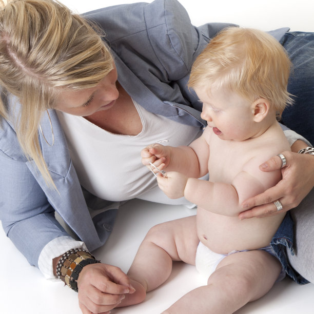 母亲拥抱婴儿图片下载