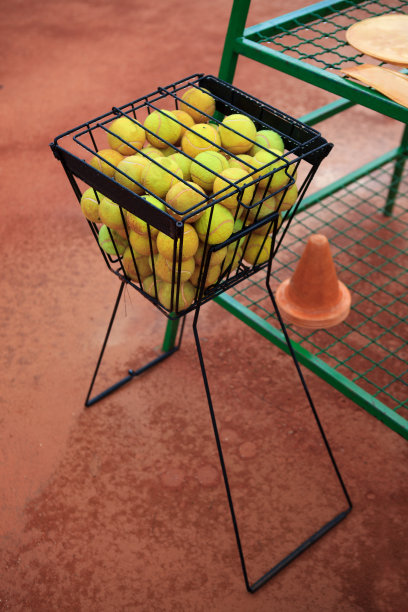 网球放在篮子里图片下载