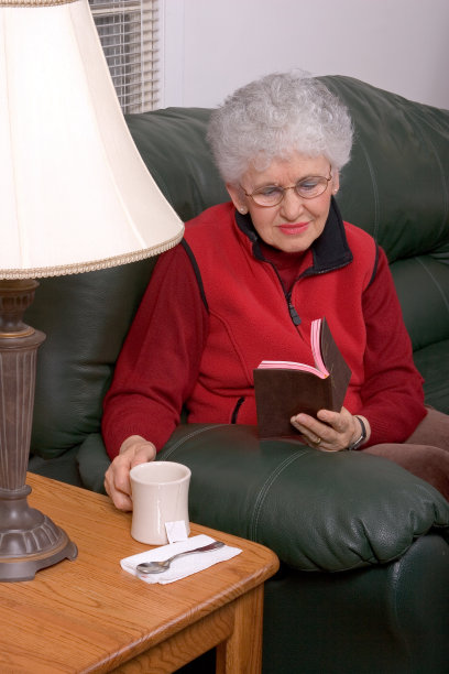 阅读和一杯茶图片下载