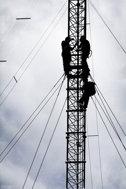 修通讯塔工人的剪影图片下载